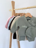 Coffret Le Grand Cocon – Ensemble complet pour bébé (gigoteuse, ensemble maille, couverture maille, cape, nid d’ange, carnet, tétine, brosse)