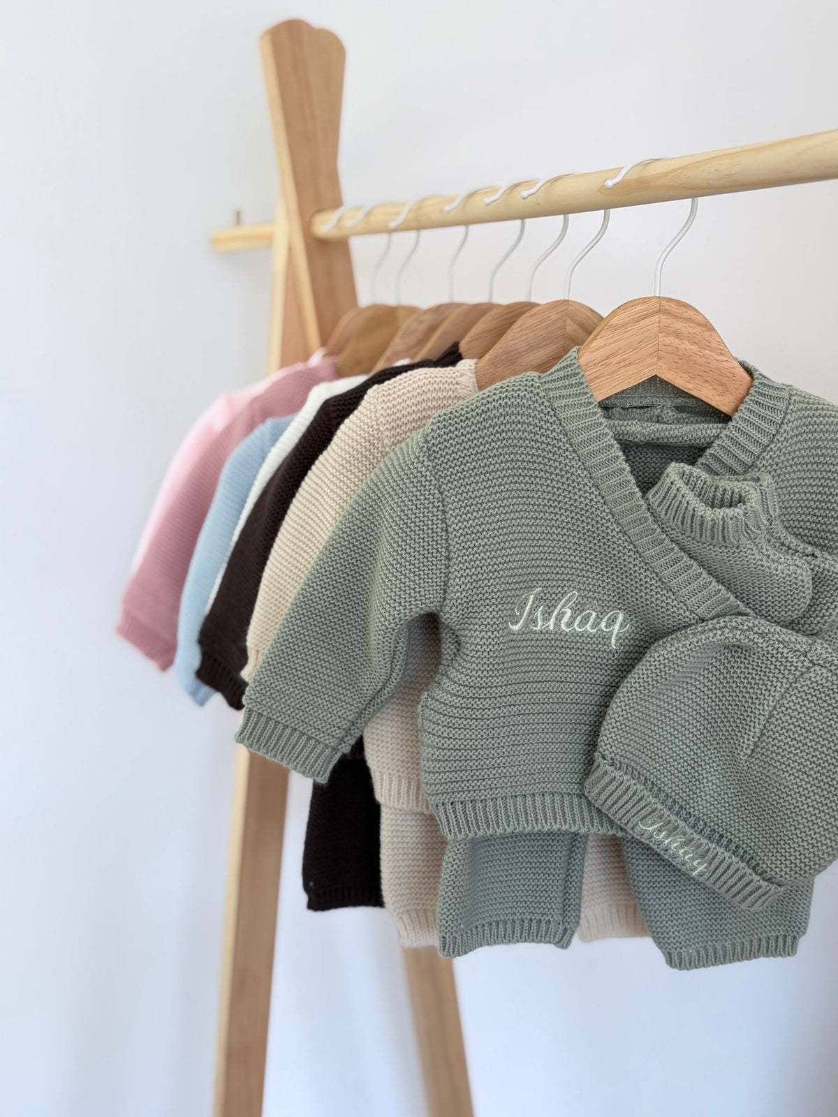 Coffret Le Grand Cocon – Ensemble complet pour bébé (gigoteuse, ensemble maille, couverture maille, cape, nid d’ange, carnet, tétine, brosse)