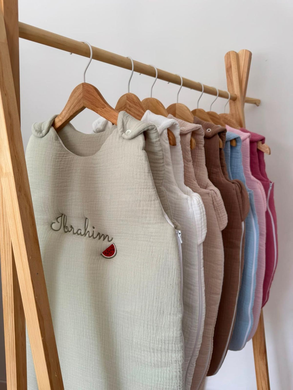 Coffret Le Grand Cocon – Ensemble complet pour bébé (gigoteuse, ensemble maille, couverture maille, cape, nid d’ange, carnet, tétine, brosse)