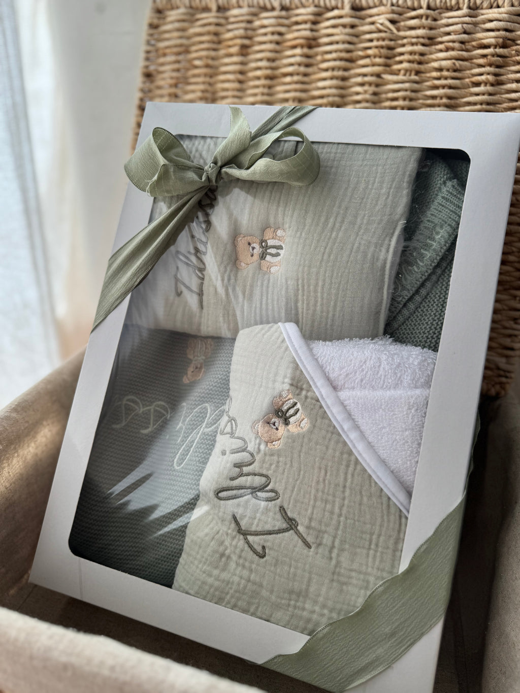 Coffret Le Grand Cocon – Ensemble complet pour bébé (gigoteuse, ensemble maille, couverture maille, cape, nid d’ange, carnet, tétine, brosse)
