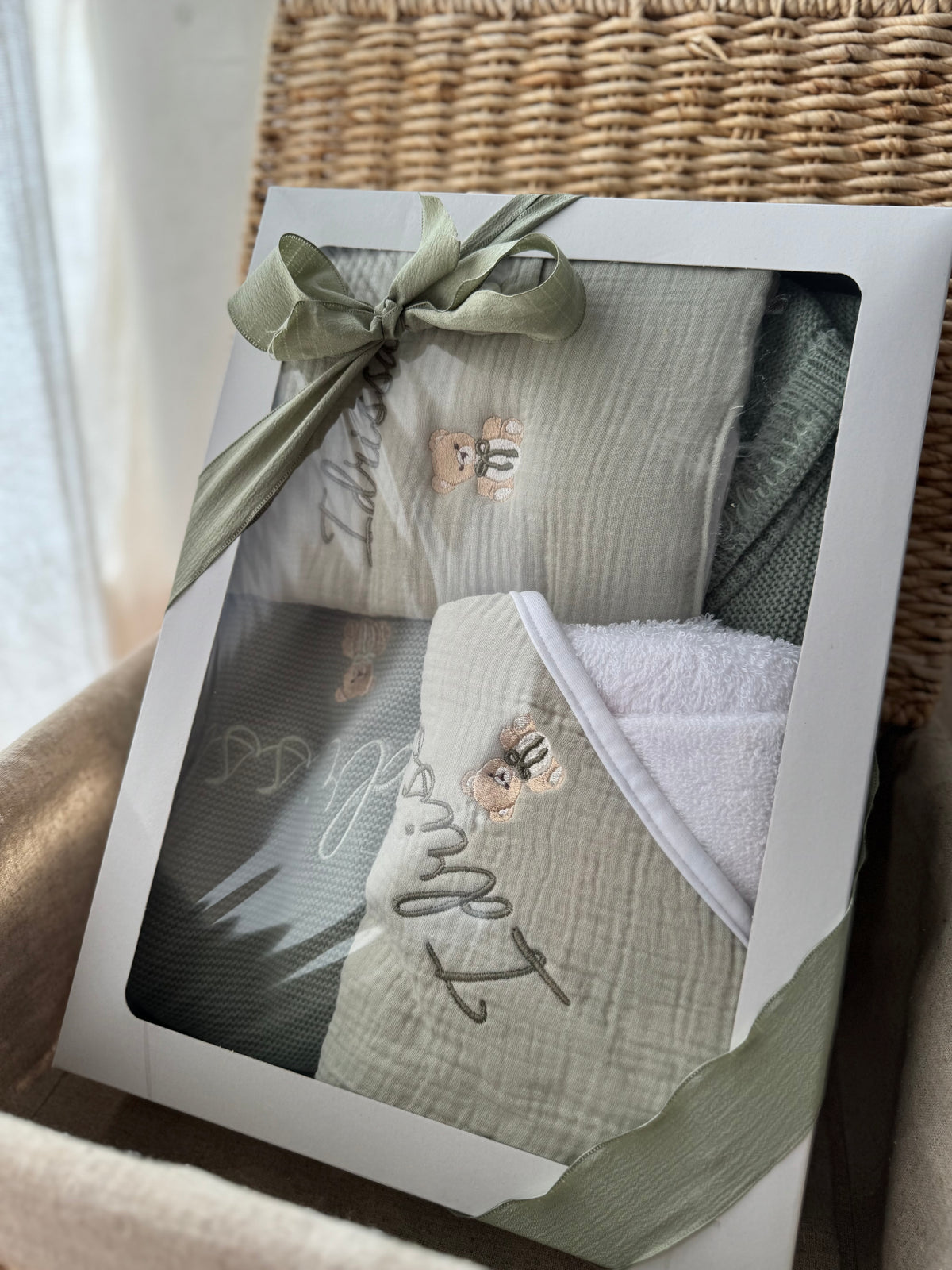 Coffret Le Grand Cocon – Ensemble complet pour bébé (gigoteuse, ensemble maille, couverture maille, cape, nid d’ange, carnet, tétine, brosse)