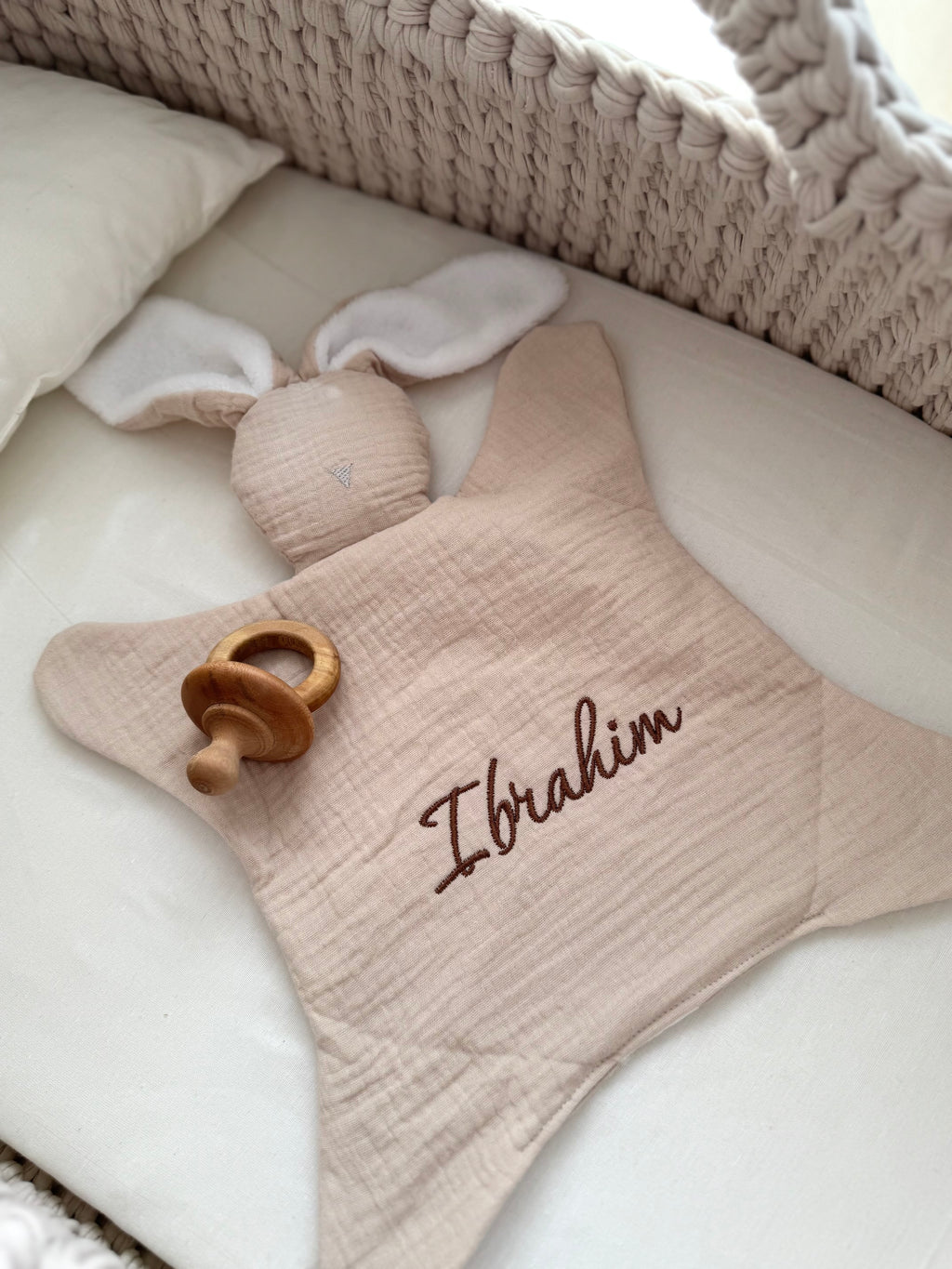Doudou plat lapin personnalisé en gaze de coton