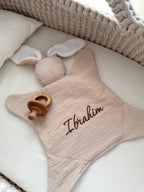 Doudou plat lapin personnalisé en gaze de coton