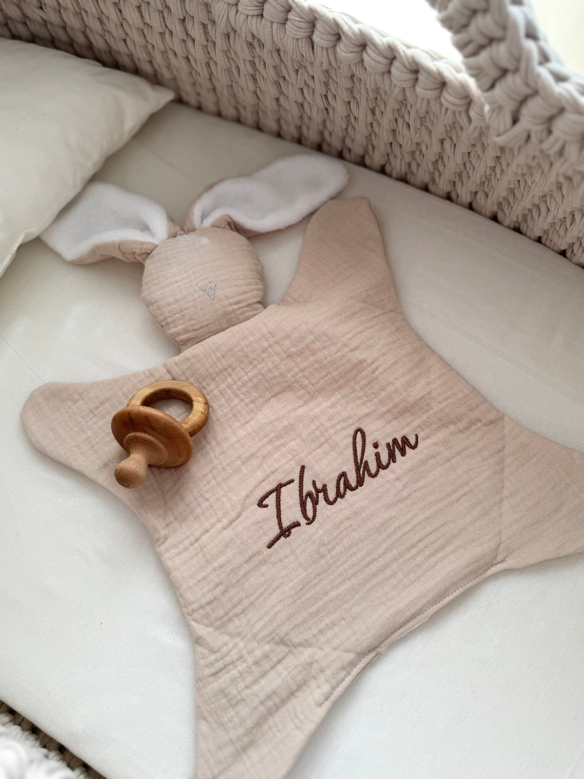 Doudou plat lapin personnalisé en gaze de coton